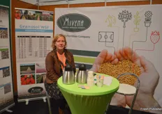 Celine de Baeri van Mivena, een bedrijf gespecialiseerd in (al dan niet gecoate) groeikorrels voor de boomkwekerij, maar vooral ook actief in zachtfruit, op de golfbaan en in andere sectoren.